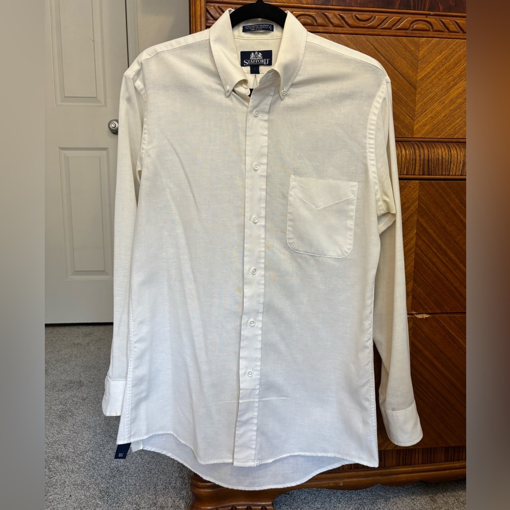 Stafford Men's Button-Down Shirt in Off-White/Cream Athletic Fit